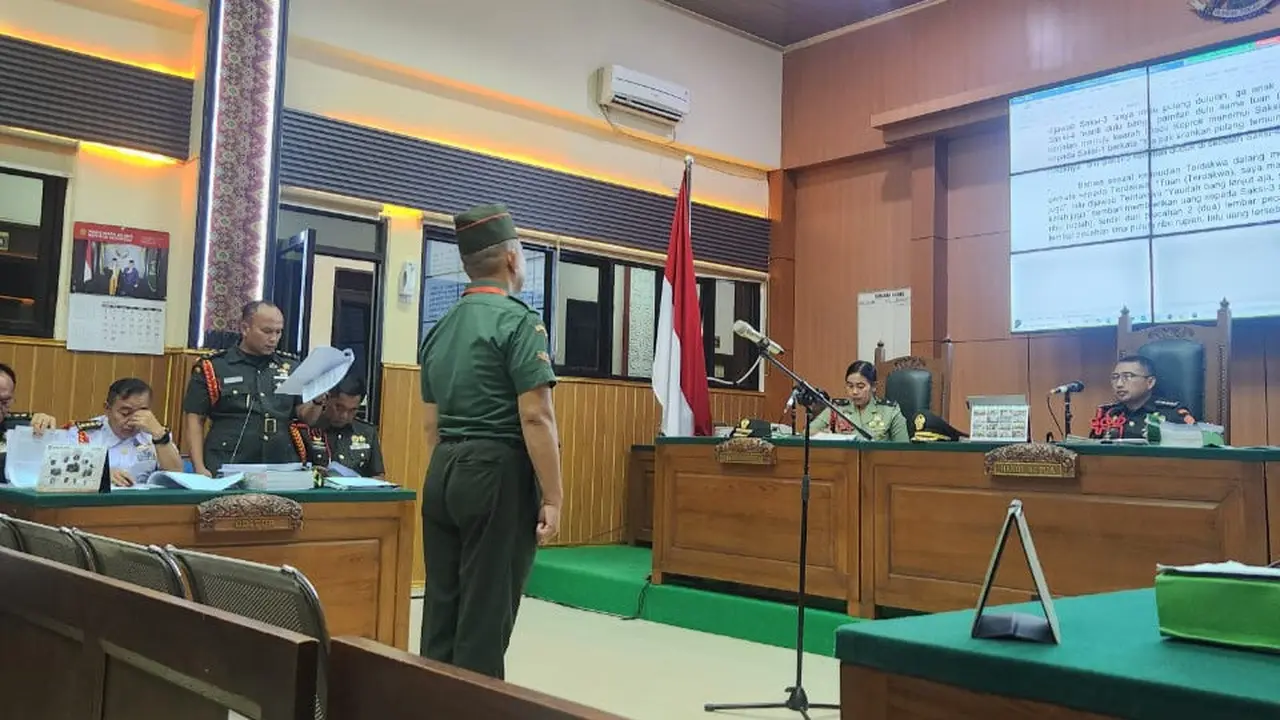 Kopda Bazarsyah, pelaku utama penembakan 3 anggota Polres Way Kanan hingga tewas menjalani sidang dakwaan di Pengadilan Militer I-04 Palembang, Sumatera Selatan. Foto : (Istimewa).
