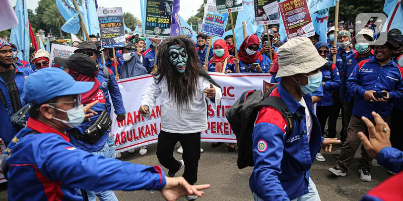 FOTO: Aksi Buruh Demo Tolak Omnibuslaw dan Kenaikan Upah 2022