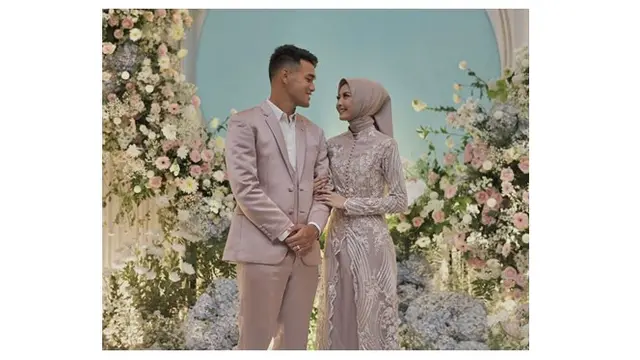 Resmi Menikah, Ini 7 Potret Mesra Muhammad Rafli Pemain Arema FC dan Sang Istri
