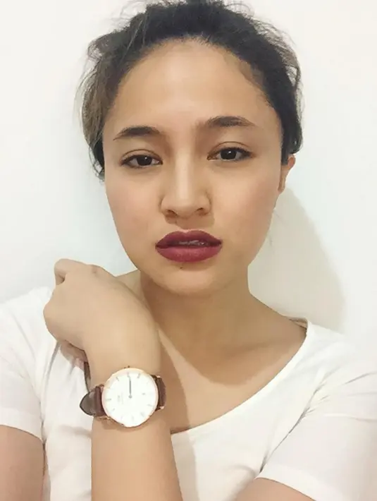 Marshanda tampak cantik dengan lipstik merahnya saat selfie. Perempuan yang akrab disapa Caca ini lahir pada 10 Agustus 1989 dan pernah membintagi sinetron Bidadari.  (Instagram/ marshanda99)