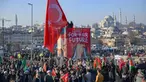 Para pengunjuk rasa berkumpul dan menghadiri aksi solidaritas terhadap rakyat Palestina, di Jembatan Galata di Istanbul, Turki pada tanggal 1 Januari 2025. (Yasin AKGUL/AFP)