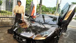Dalam video klip terbarunya itu, ada Lamborghini yang ikut mejeng bareng Julia Perez, Pondok Indah, Jakarta, Rabu (21/1/2014).(Liputan6.com/Panji Diksana)