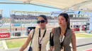 <p>Ia nonton MotoGP 2023 tak sendirian, Azizah terlihat bersama Maria Theodore. Keduanya terlihat tampil cantik dan memesona. [Foto: Instagram.com/azizahsalsha_]</p>