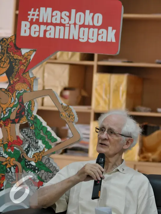 Tokoh lintas agama, Franz Magnis Suseno mengemukakan pendapat terkait kasus HAM masa lalu di Kantor Kontras, Jakarta, Kamis (9/7/2015). Mereka berharap rencana rekonsiliasi pemerintah didahului dengan pengungkapan kebenaran. (Liputan6.com/Johan Tallo)