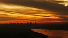 Pemandangan sisi benua Eropa terlihat dari gedung pencakar dengan keindahan lembayung senja menghiasi langit Istanbul, Turki, 10 Maret 2018. Istanbul memang kota yang menarik karena menempati dua benua, Asia dan Eropa. (AP Photo/Emrah Gurel)