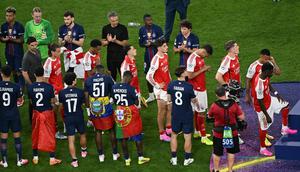 Para pemain Paris Saint-Germain memberi aplaus untuk para pemain Arsenal yang akan menerima medali runner up Liga Champions 2025/2026 di Puskas Arena, Budapest, Minggu (31/5/2026) dini hari WIB. (Attila Kisbenedek/AFP)