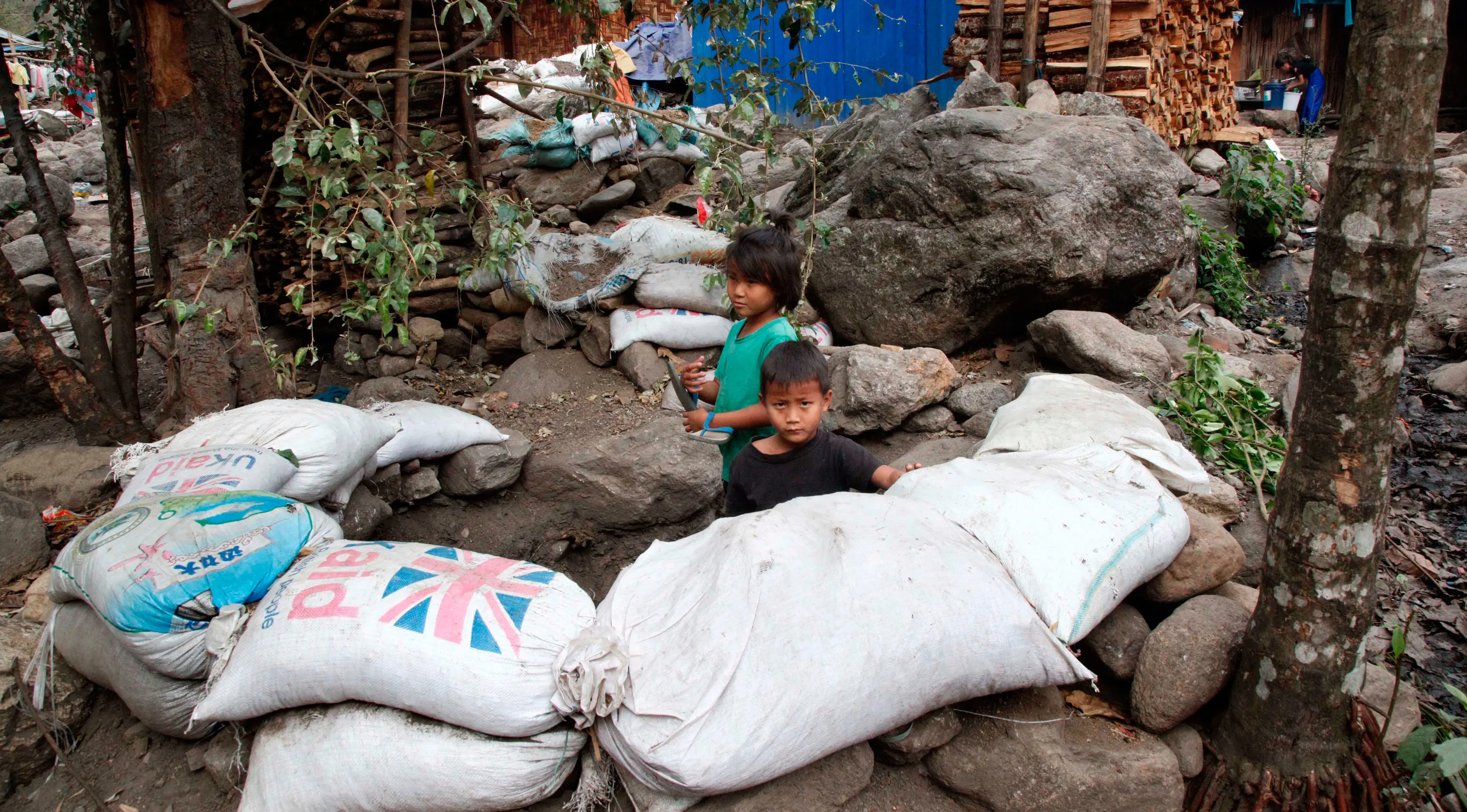 Anak-anak pengungsi bermain di tempat penampungan sementara di Kamp Woi Chyai, Laiza, negara bagian Kachin, Myanmar, 19 Maret 2018. Dalam beberapa bulan terakhir, ketegangan di wilayah Kachin kembali meningkat. (AP Photo/Esther Htusan)