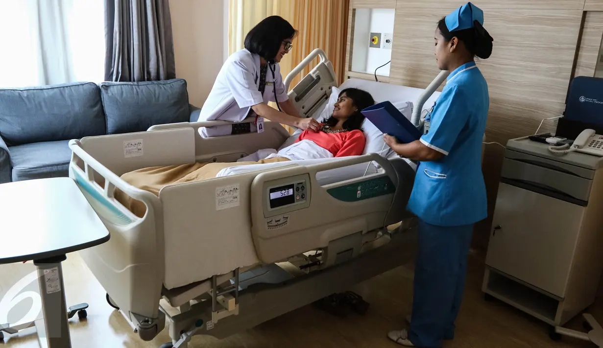 Dokter dan perawat sedang memeriksa pasien rawat inap executive level di RS Royal Progress Sunter, Jakarta, Kamis (28/7). Rawat inap yang berada di lantai 6 itu memberikan pelayanan kesehatan paripurna. (Liputan6.com/Fery Pradolo)