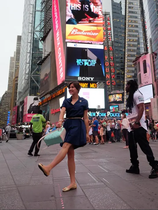 Berkunjung ke Amerika tak lengkap jika tidak mampir ke Times Square, New York. (via instagram/@vickyshu)
