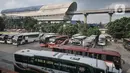 Sejumlah bus AKAP terparkir di Terminal Kampung Rambutan, Jakarta, Senin (18/4/2022). Kepala Terminal Kampung Rambutan Yulza Romadhoni memprediksi harga tiket bus AKAP akan mengalami kenaikan 50 hingga 100 persen dari harga normal yang terjadi H-7 Lebaran. (merdeka.com/Iqbal S. Nugroho)