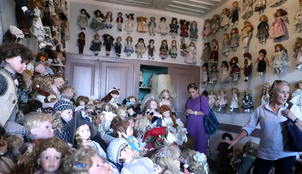 Pengunjung melihat ribuan boneka porselen koleksi kedai kopi Turki bernama Ankara Castle di Ankara pada 8 Agustus 2019. Kedai kopi itu menyambut pengunjung dengan koleksi unik sebanyak 7.500 boneka porselen dari 81 negara yang dikumpulkan pemiliknya selama lebih dari 20 tahun. (Adem ALTAN/AFP)