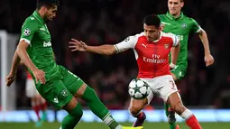 Pemain Arsenal, Alexis Sanchez, berusaha melewati pemain Ludogorets dalam laga Grup A Liga Champions di Stadion Emirates, Kamis (20/10/2016) dini hari WIB. (AFP/Ben Stansall)