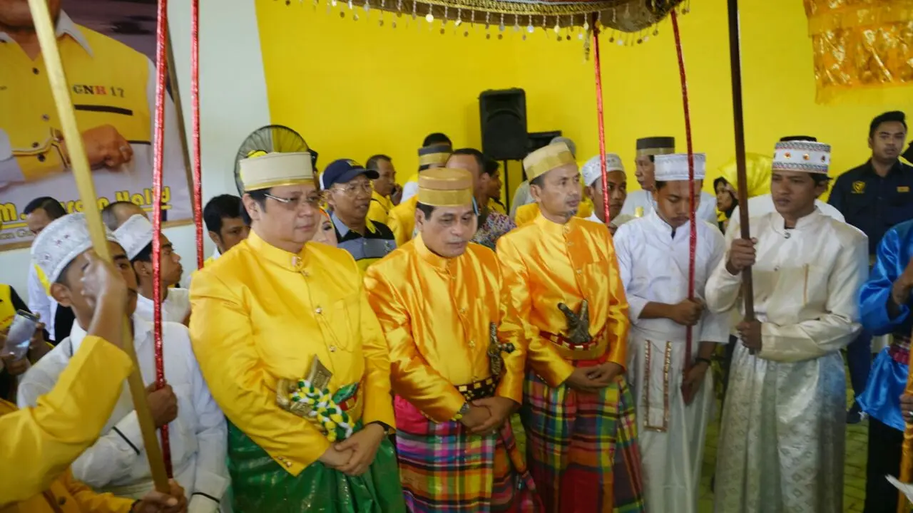 Ketua umumGolkar Airlangga Hartarto mendampingi Nurdin Halid mendaftar di KPU (Liputan6.com/Fauzan)