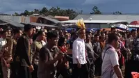 Jokowi disambut upacara adat saat tiba di Jayapura, Papua, Sabtu (27/12/2014) (Liputan6.com/Katharina Janur)