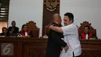 Musisi Ahmad Dhani dan Farhat Abbas saling berpelukan usai menjalani sidang lanjutan kasus pencemaran nama baik yang dilayangkan Ahmad Dhani di Pengadilan Negeri Jakarta Selatan, Kamis (19/11). (Liputan6.com/Herman Zakharia)