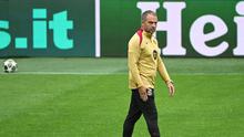 Pelatih Barcelona, Hansi Flick memimpin latihan menjelang laga leg 2 semifinal Liga Champions 2024/2025 melawan Inter Milan di Giuseppe Meazza, Milan, Italia. (AFP/Piero Cruciatti)
