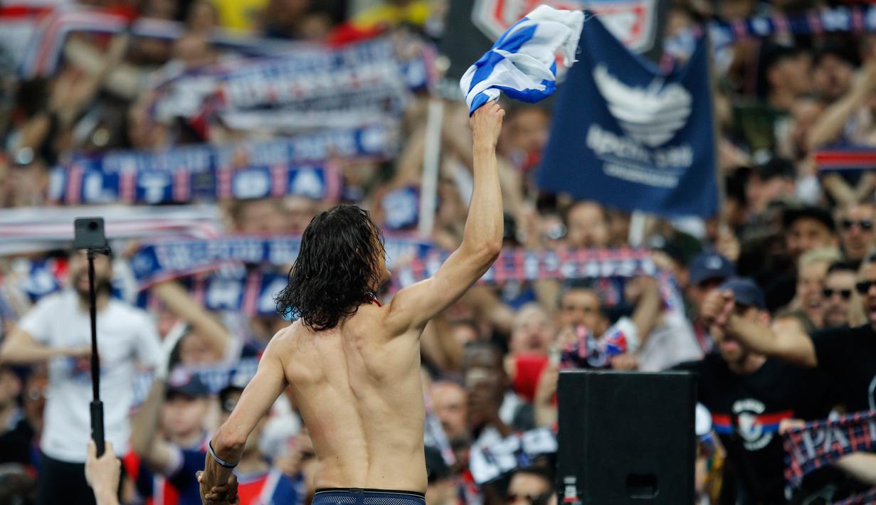 Pemain Paris Saint-Germain, Edinson Cavani merayakan kemenangan atas Tim divisi tiga, Les Herbiers pada final Piala Prancis (Coupe de France) di Stade de France, Rabu (9/5). PSG sukses menjuarai Piala Prancis usai menang 2-0. (AP/Francois Mori)