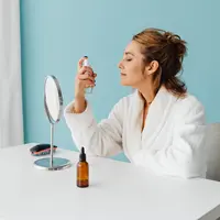 Ilustrasi mengaplikasikan face mist dalam skincare rutin. (Copyright: Pexels.com/Karolina Grabowska)