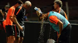 Pemain depan Juventus, Fernando Llorente, menyiramkan air ke kepalanya di sela-sela latihan di Stadion GBK Jakarta, (5/8/2014). (Liputan6.com/Helmi Fithriansyah)