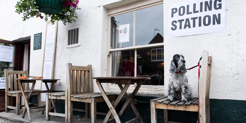 20170608-Anjing-anjing Lucu Ramaikan Pemilu Inggris-AFP