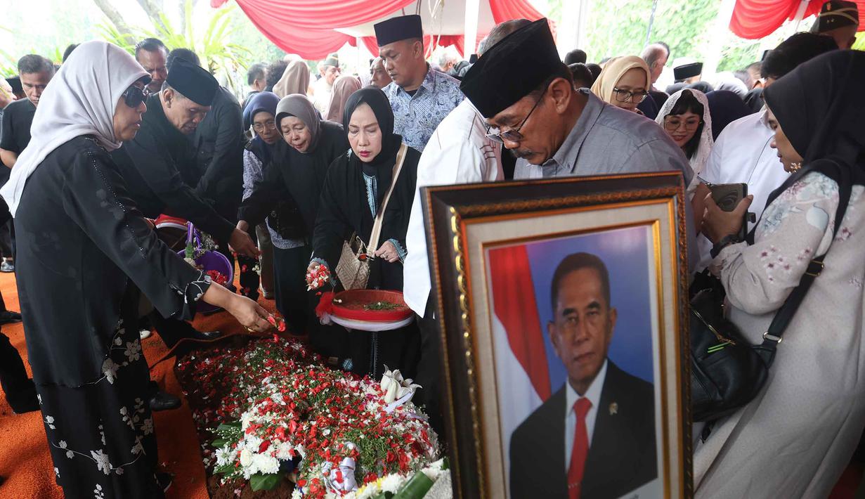 Keluarga dan kerabat menabur bunga di makam Jenderal TNI (Purn) Ryamizard Ryacudu di Taman Makam Pahlawan Nasional, Kalibata, Jakarta, Senin (1/6/2026). (Kapanlagi.com/Budy Santoso)