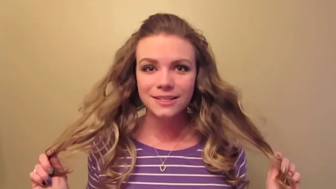 Cara Alami Bikin Rambut 'Curly' Tanpa Harus Dicatok, Bisa Dong!