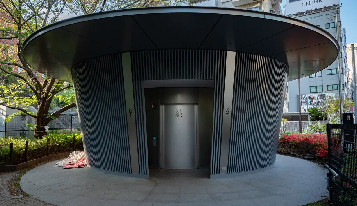 Gambar yang diambil pada 9 April 2023 ini menunjukkan toilet umum yang dirancang oleh arsitek Jepang Tadao Ando di Taman Jingu-Dori di Tokyo.  (Yuichi YAMAZAKI / AFP)
