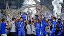 <p>Sejumlah pemain dan ofisial Arema FC merayakan gelar juara Piala Presiden 2024 setelah mengalahkan Borneo FC melalui babak adu penalti 5-4 (1-1) pada laga final yang berlangsung di Stadion Manahan, Solo, Minggu (04/05/2024). Singo Edan menjadi tim tersukses menjuarai Piala Presiden dengan mengoleksi 4 trofi. (Bola.com/Bagaskara Lazuardi)</p>