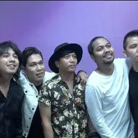 Armada mengundang beberapa musisi di acara ulang tahun mereka yang ke-10.