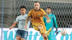 Pemain Timnas Belgia keturunan Indonesia, Radja Nainggolan sukses melakukan debutnya bersama Bhayangkara FC dengan kemenangan telak 3-0 atas Persita Tangerang pada laga lanjutan pekan ke-23 BRI Liga 1 2023/2024 di Stadion Patriot Candrabhaga, Bekasi, Minggu (17/12/2023) malam WIB. Baru diturunkan pada menit ke-56 saat Bhayangkara FC telah unggul satu gol menggantikan Muhammad Ragil, kehadiran Radja Nainggolan mampu membuat penampilan Bhayangkara FC makin ofensif. Hasilnya The Guardians mampu menambah dua gol lagi di babak kedua melalui brace Junior Brandao pada menit ke-84 dan masa injury time babak kedua. (Bola.com/Bagaskara Lazuardi)