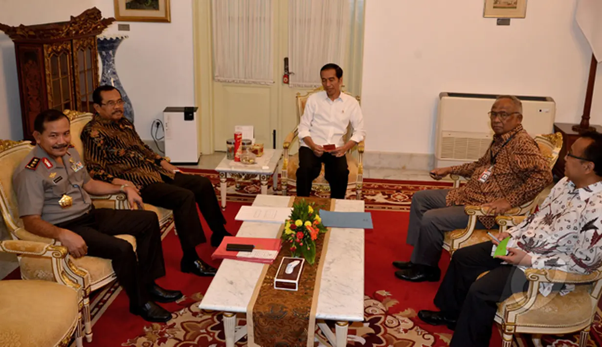 Suasana pertemuan antara Presiden Jokowi dengan pimpinan 3 lembaga hukum di Istana Merdeka, Jakarta, Rabu (25/2/2015). Presiden meminta ketiga lembaga hukum tersebut untuk meningkatkan koordinasi dalam pemberantasan korupsi (Liputan6.com/Faizal Fanani)