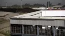 Warga Ukraina mencari suaka berjalan menuju Amerika Serikat di sisi Meksiko pelabuhan El Chaparral Crossing di Tijuana, negara bagian Baja California, Meksiko (8/4/2022). Pengungsi Ukraina terbang ke Meksiko dan menuju perbatasan karena visa mereka ditolak untuk terbang ke AS. (AFP/Guillermo Arias)