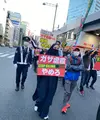 Zaskia Adya Mecca sedang berada di Jepang. Saat sedang di Ginza, Tokyo terdengar suara keras kumpulan orang menyuarakan aksi bela Palestina. Istri Hanung itu tak kuasa menahan air mata dan kemudian ikut bergabung. [Instagram/zaskiadyamecca]