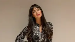 Aurelie Moeremans kerap tampil elegan di beberapa momen. Seperti saat ia mengenakan outfit hitam dengan penampilan berponi. Tatapannya yang tajam ini juga membuat Aurelie terlihat begitu menawan dan berhasil memukau banyak orang. (Liputan6.com/IG/@aurelie)