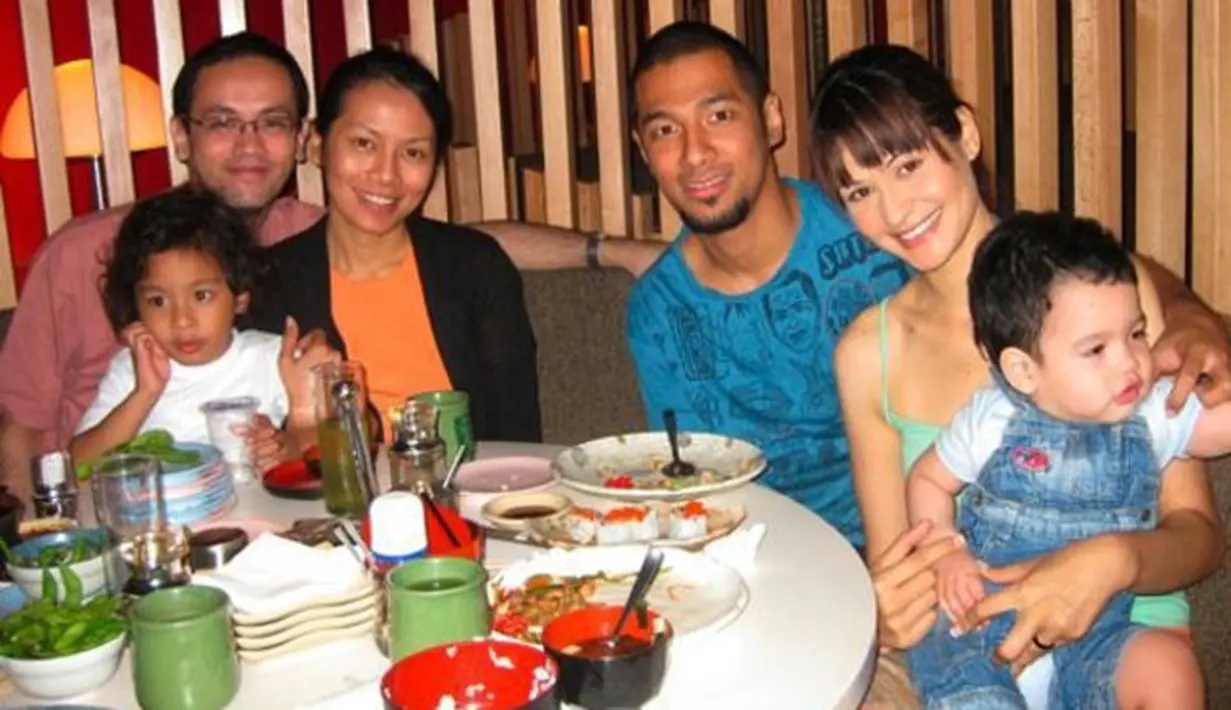 Potret mantan pasangan suami istri yang tak kalah kompak adalah Marcell Siahaan dan Dewi Lestari. Meski telah memiliki keluarga masing-masing, mantan pasangan ini masih kompak. Keduanya kompak demi anak. (dok. Pribadi/Kapanlagi.com)