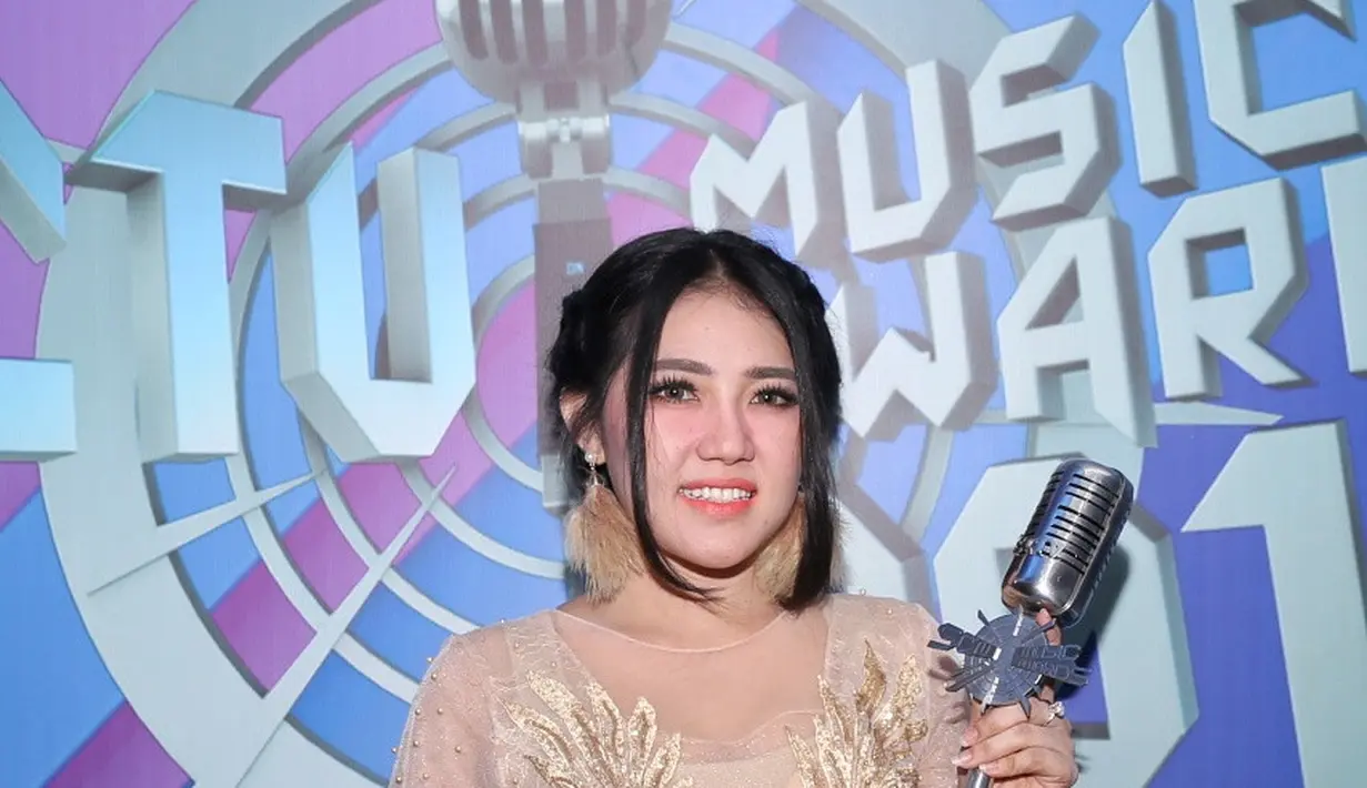 “Yang jelas  Via Tetep berkarya bermusik selallu memberikan yang terbaik,dangdut terutama.karena saya berkarya bukan buat piala saja,  tapi Via berkarya untuk musik dangdut dan piala ini cuma bonus aja,” kata Via Vallen. (Adrian Putra/Bintang.com)