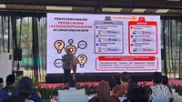 Menpan RB  Abdullah Azwar Anas dalam acara peluncuran super apps Tangerang Ayo dan Tangerang Goverment University, di Kota Tangerang, Kamis (21/12/2023). (Liputan6.com/Pramita Tristiawati).