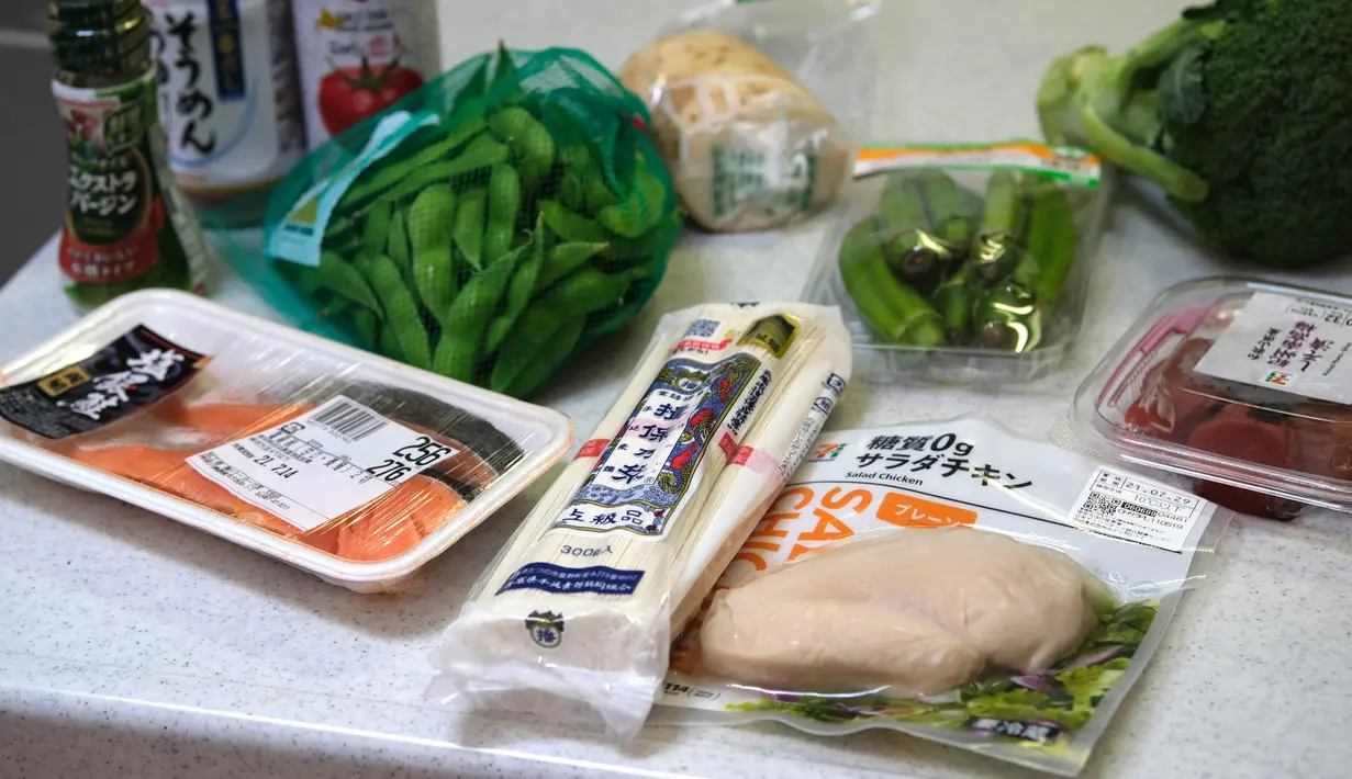 Bahan -bahan untuk makanan buatan pemenang kontes resep makanan Desa Olimpiade Tokyo 2020 Yoko Nishimura di Tokyo, Jepang, 12 Juli 2021. Desa Olimpiade Tokyo 2020 jadi kesempatan atlet untuk mencicipi masakan Jepang yang terkenal. (KAZUHIRO NOGI/AFP)