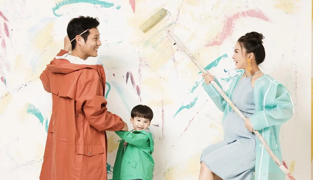 Baru saja melahirkan pada Mei 2019 silam, Theodore Iori Liem pun resmi menjadi seorang kakak. Saat mengandung putra keduanya, wanita berwajah baby face ini juga mengadakan maternity shoot dengan tema yang ceria. (Liputan6.com/IG/putrititian)