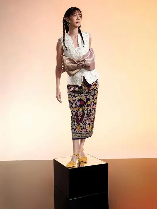 Oscar Lawalata Culture juga tak pernah absen menghadirkan koleksi busana yang terbuat dari wastra nusantara. Seperti skirt motif wastra nusantara yang dipadukan kebaya tanpa lengan putih yang dikenakan Yuki Kato. [@yukikt]