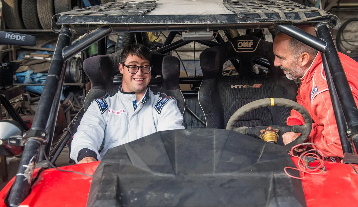 Paralympian Peru, Lucas Barron (25) berada di bengkel mekanik dimana mobilnya sedang dipersiapkan untuk Rally Dakar 2019 di Lima, 18 Desember 2018. Lucas akan menjadi pereli dengan down syndrome pertama dalam sejarah Dakar Rally. (ERNESTO BENAVIDES /AFP)