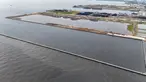 Foto udara memperlihatkan tanggul beton di kawasan Cilincing, Jakarta Utara, Kamis (11/9/2025). (merdeka.com/Arie Basuki)