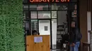 Diketahui, situasi ini akan terus dilakukan hingga proses penyelidikan selesai dan situasi dinyatakan aman sepenuhnya oleh pihak berwenang. Tampak dalam foto, personel keamanan berjaga di area SMAN 72 Jakarta, Senin (10/11/2025). (merdeka.com/Arie Basuki)
