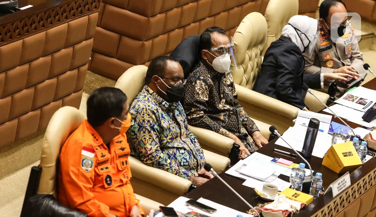 Menteri Perhubungan Budi Karya Sumadi (tengah) bersama Kepala Basarnas Marsekal Madya TNI Bagus Puruhito (kiri) dan Wakil Menteri PUPR John Wempi Wetipo (kedua kiri) mengikuti Rapat Dengar Pendapat dengan Komisi V DPR RI di Kompleks Parlemen Senayan, Rabu (25/11/2020). (Liputan6.com/Johan Tallo)