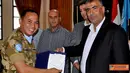 Citizen6, Lebanon: Sebagai ucapan terima kasih kepada prajurit Indobatt, Mayor Frun menyerahkan piagam penghargaan kepada Dansatgas Indobatt Letkol Inf Suharto Sudarsono, sebaliknya Dansatgas Indobatt juga memberikan plakat. (Pengirim: Badarudin Bakri)