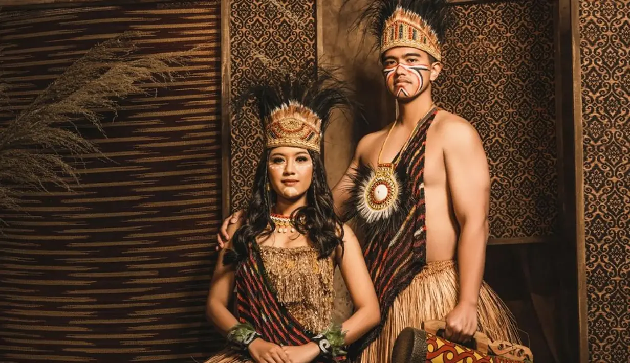Tak sedikit pula netizen yang mengaku kagum dengan berbagai tema busana adat yang digunakan oleh Kaesang dan Erina. Bahkan, banyak pula yang menyebut jika busana adat Papua menjadi favorit dari netizen. (Liputan6.com/IG/@riomotret)