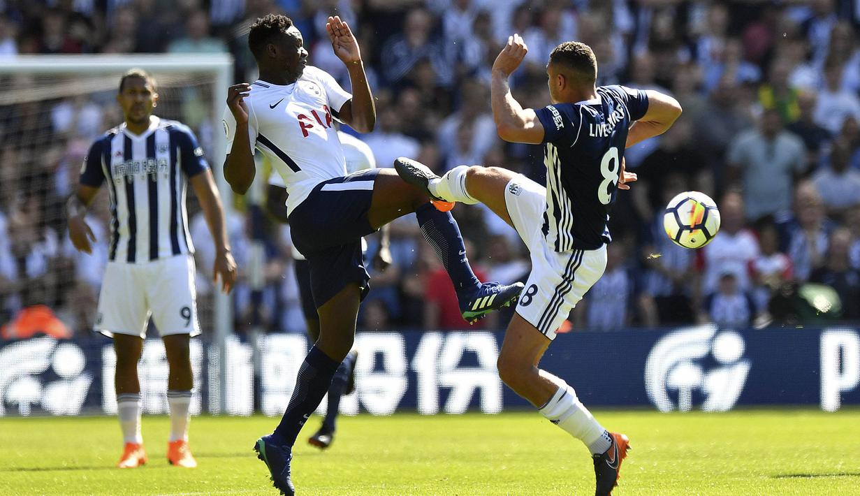 Gelandang West Bromwich Albion, Jake Livermore, berebut bola dengan pemain Tottenham Hotspur, Victor Wanyama, pada Premier League di Stadion The Hawthorns, Sabtu (5/5/2018). West Bromwich Albion menang 1-0 atas Tottenham Hotspur. (AP/Anthony Devlin)