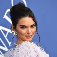 Model Kendall Jenner berpose saat menghadiri CFDA Fashion Awards 2018 di Museum Brooklyn di New York City, AS (4/6). Model 22 tahun ini tampil cantik dengan balutan gaun cocktail pink berbulu dan rambut berponi. (AP Photo/Evan Agostini)