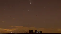 Foto yang diabadikan pada 23 Juli 2020 ini memperlihatkan Komet Neowise di atas monumen Stonehenge di Wiltshire, Inggris. Fenomena ini cukup langka karena membutuhkan waktu 6.800 tahun lagi untuk dapat kembali mendekati orbit Bumi. (Xinhua/Tim Ireland)