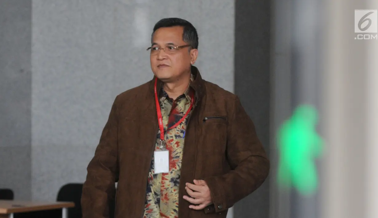 Senior Vice President Legal Corporate PT PLN Dedeng Hidayat tiba di Gedung KPK, Jakarta, Senin (29/4/2019). Dedeng diperiksa sebagai saksi untuk tersangka Direktur Utama PLN nonaktif Sofyan Basir terkait dugaan suap proyek pembangunan PLTU Riau-1. (merdeka.com/dwi narwoko)